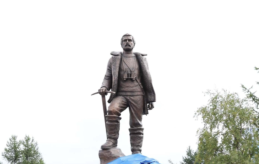 Открытие памятника геологу в посёлке Искателей (НАО) в 2018 году на праздновании 60-летия геологоразведки в округе. Источник: Фотобанк ПОРА