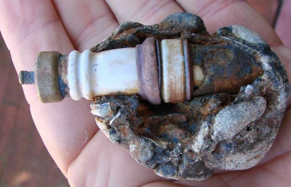 Изделие вмуровано в древние породы. (Фото: www.historicmysteries.com).