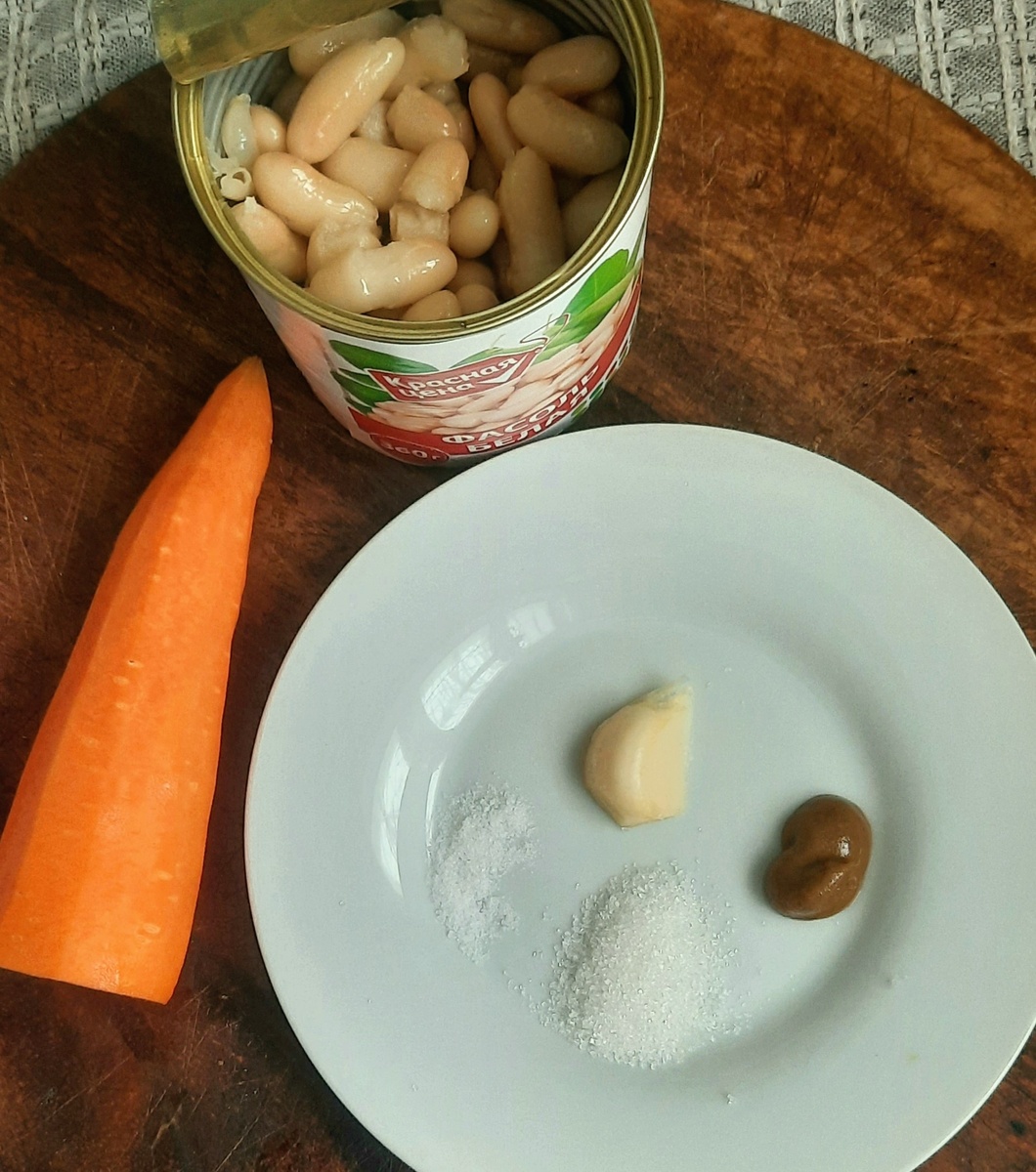 Фото автора. Маленькая кучка - соль, побольше - сахар, а ещё тут горчица и чеснок. Нет на фото только масла и лимона.