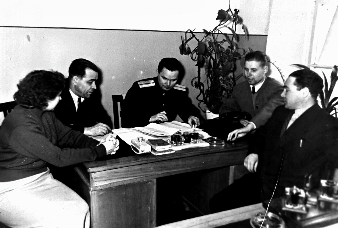 Следователь Дубненского ОВД Ю.Шлычков (он в форме) обсуждает с коллегами ход расследования. Фото конца 1960-ых из личного архива автора.