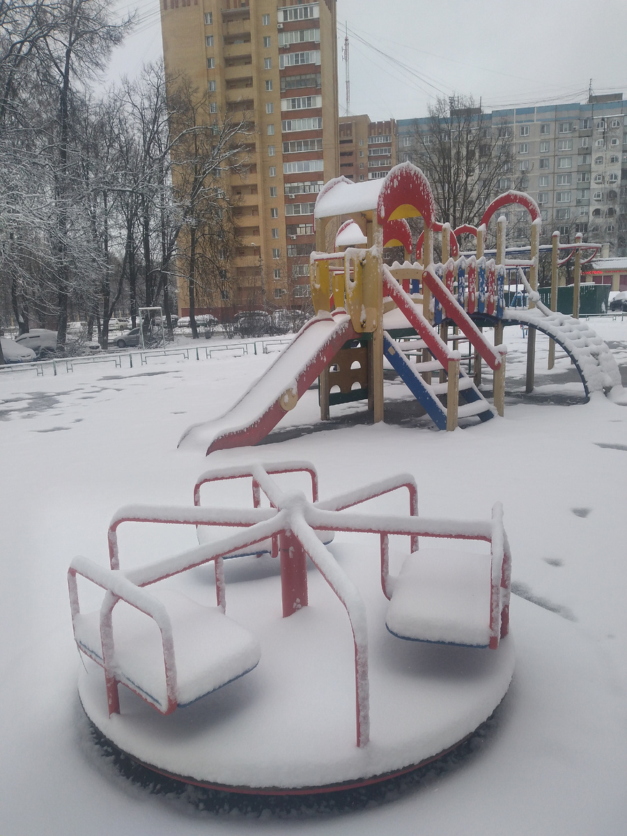 На детской карусели можно наглядно увидеть высоту снежного покрова.