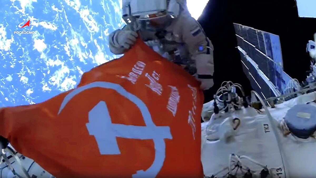 Российские космонавты Артемьев и Матвеев развернули копию Знамени Победы в космосе в преддверии Дня Победы, 28.04.2022 г. Источник: Роскосмос