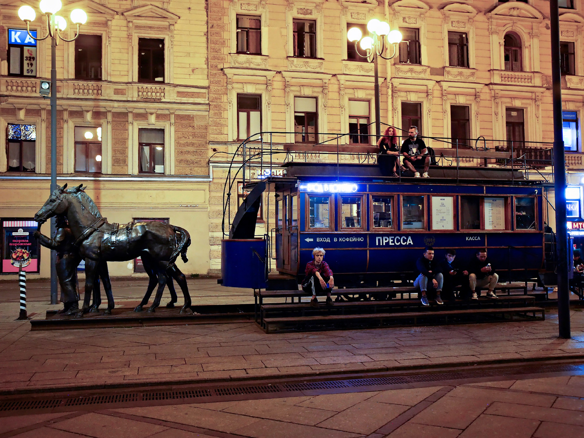 Одно время памятник хотели демонтировать из-за вопросов с арендой, но шквал обращений граждан заставил чиновников отступить! Конка и арт-кафе внутри остаются на месте.