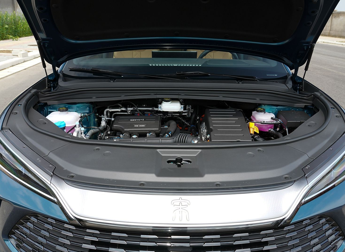 Моторный отсек BYD Song L DM-i