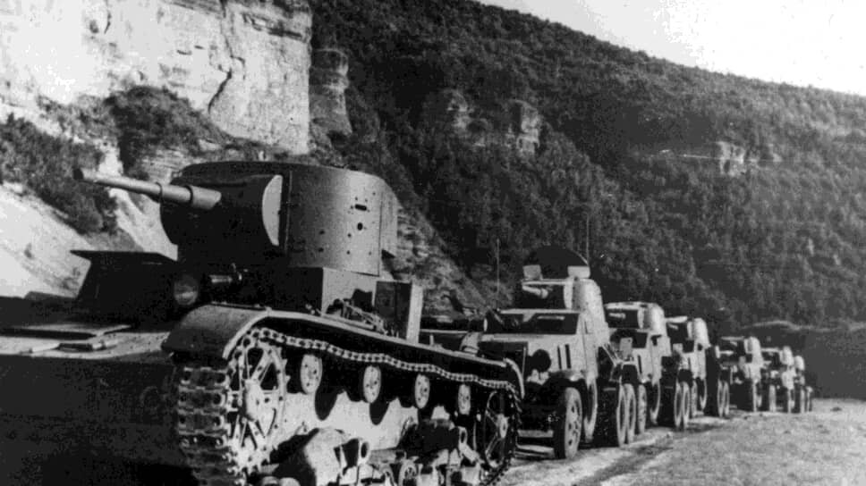 «Маршевая дисциплина танковых, и особенно автотранспортных колон,— слаба».📷Фото: ANRM, Fototeca / Wikipedia