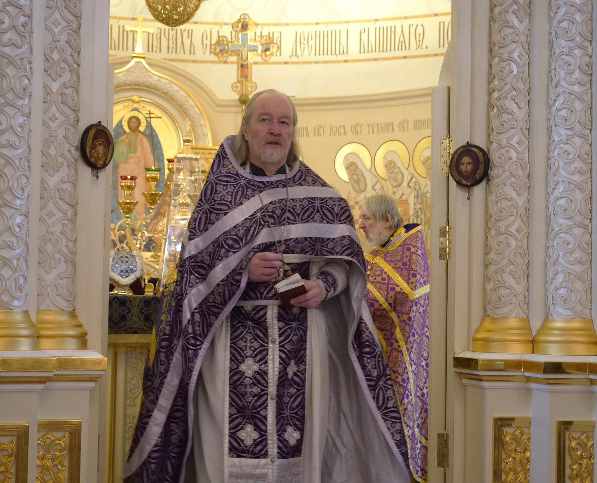 Отец Сергий выходит читать заамвонную молитву