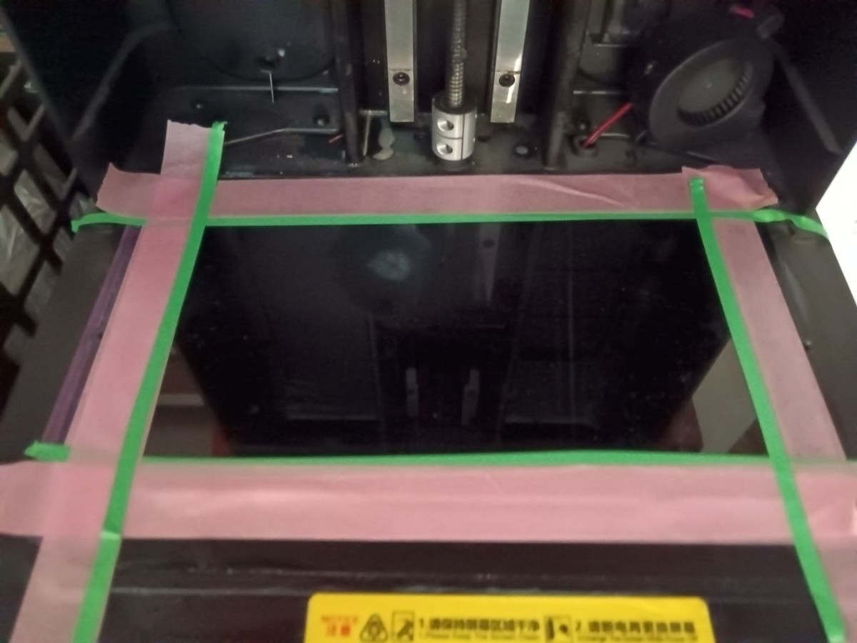 Наклеиваем рамку из скотча вокруг экрана с пятном