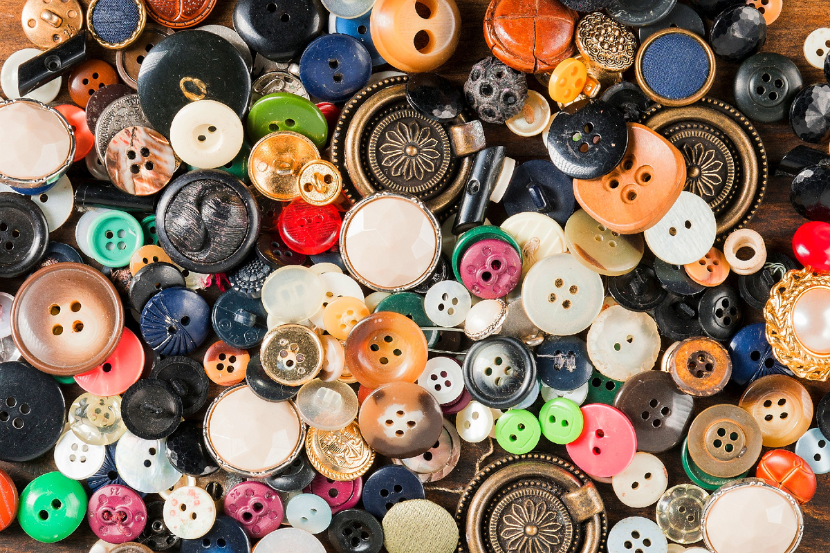 Вопрос: «Согласно одной шутке, веселее всех живут именно пуговицы, поскольку они всё время...». Ответ: «Отрываются». 