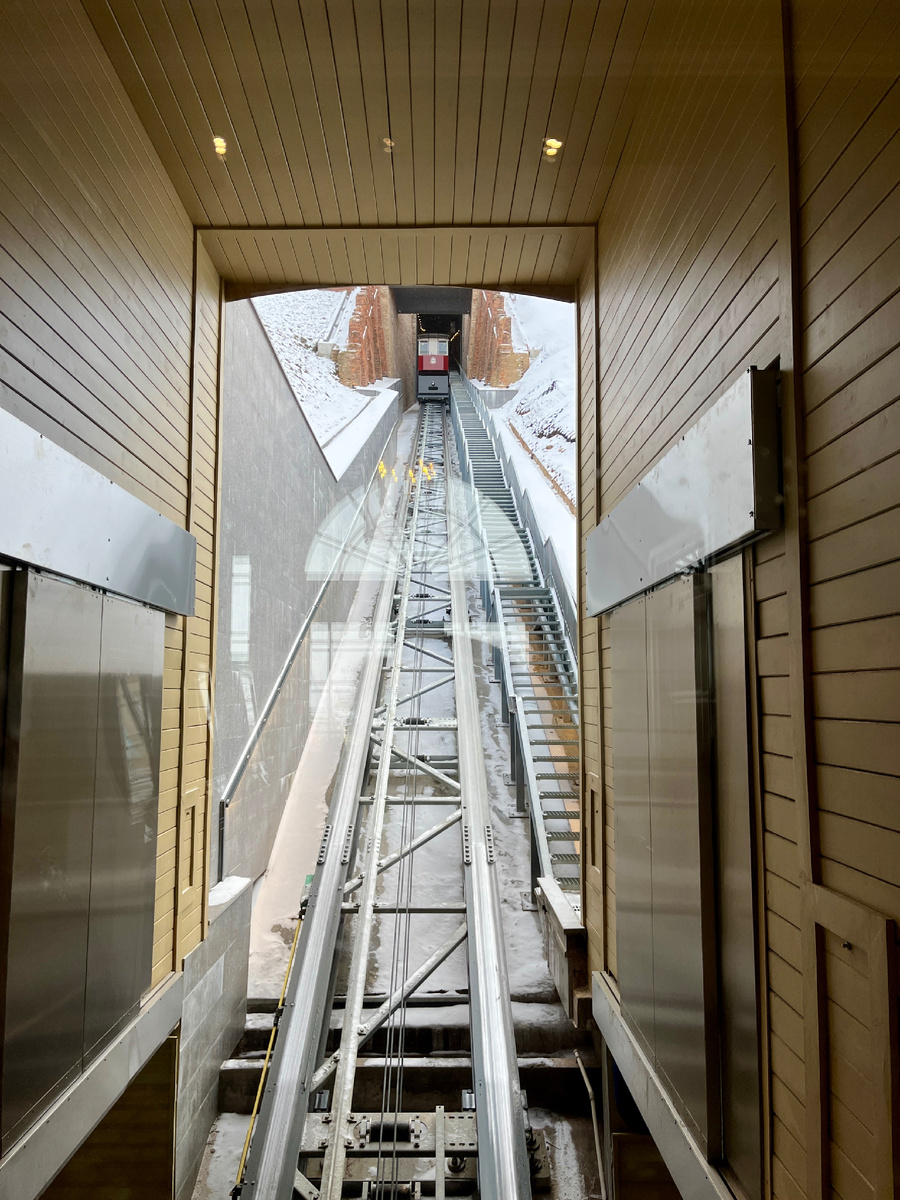 Ждём спускающуюся кабинку