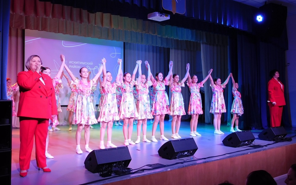    Дуэт Дарина Шмакова и Татьяна Васина, образцовая хореографическая студия "Забава"- «Россия».. Фото Анны Зубаревой