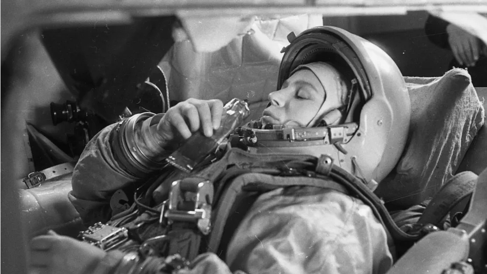 16 июня 1963 года. Валентина Терешкова пробует космическую еду в тюбике перед полетом.