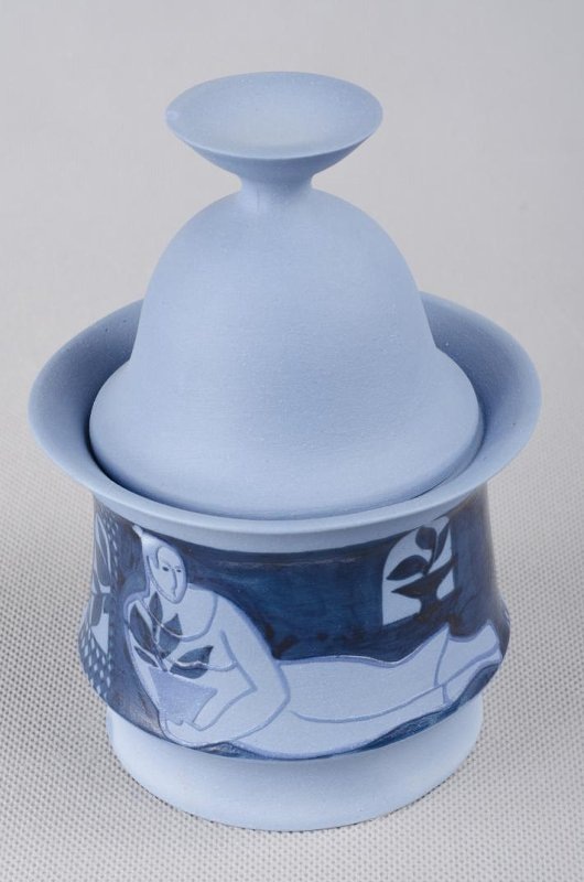 Сосуд с крышкой (ваза) 15,3 см.  из композиции "Художник и модель". 1979. Федеральное государственное бюджетное учреждение культуры "Новгородский государственный объединенный музей-заповедник". Листайте галерею вправо.