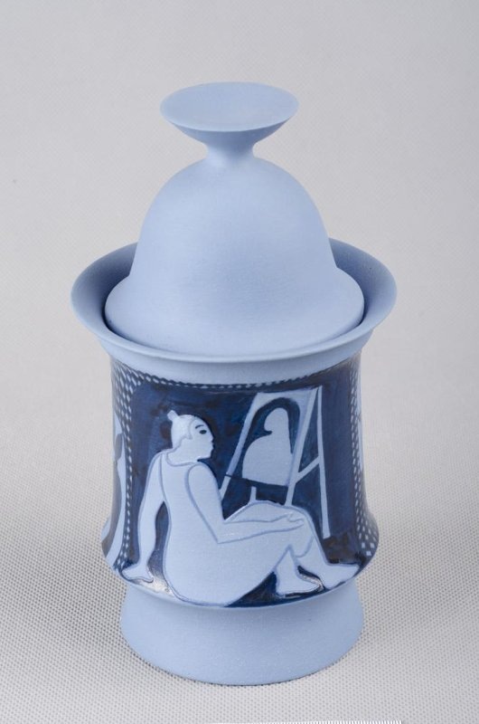 Сосуд с крышкой (ваза) 19,7 см.  из композиции "Художник и модель".  1979. Федеральное государственное бюджетное учреждение культуры "Новгородский государственный объединенный музей-заповедник"