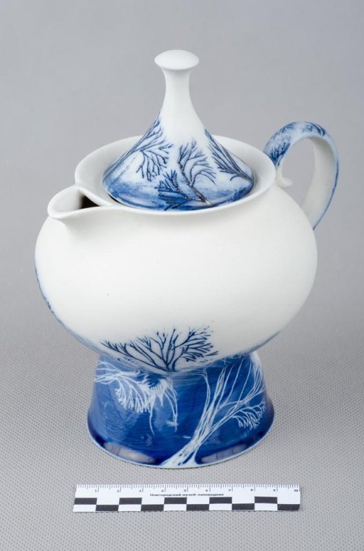 Чайник, из набора чайного "Зимний день" 18,5 см. 1979. Фарфор, крытье, гравировка, роспись. Федеральное государственное бюджетное учреждение культуры "Новгородский государственный объединенный музей-заповедник". Листайте галерею вправо.