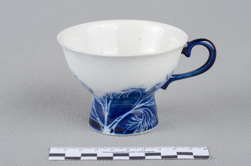 Чашка, 6,3 см. из набора чайного "Зимний день". 1979. Фарфор, крытье, гравировка, роспись. Федеральное государственное бюджетное учреждение культуры "Новгородский государственный объединенный музей-заповедник". 