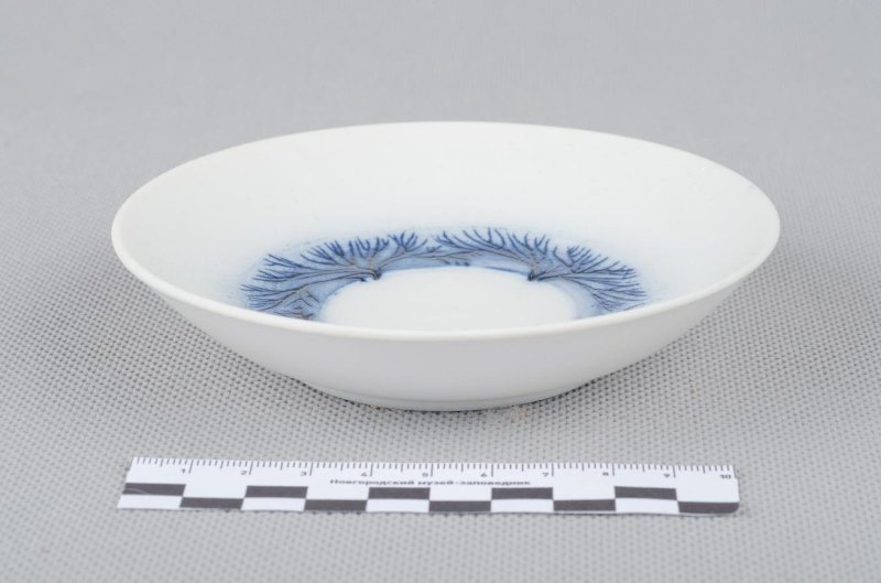 Блюдце 12,0 см. из набора чайного "Зимний день". 1979. Фарфор, крытье, гравировка, роспись. Федеральное государственное бюджетное учреждение культуры "Новгородский государственный объединенный музей-заповедник". 