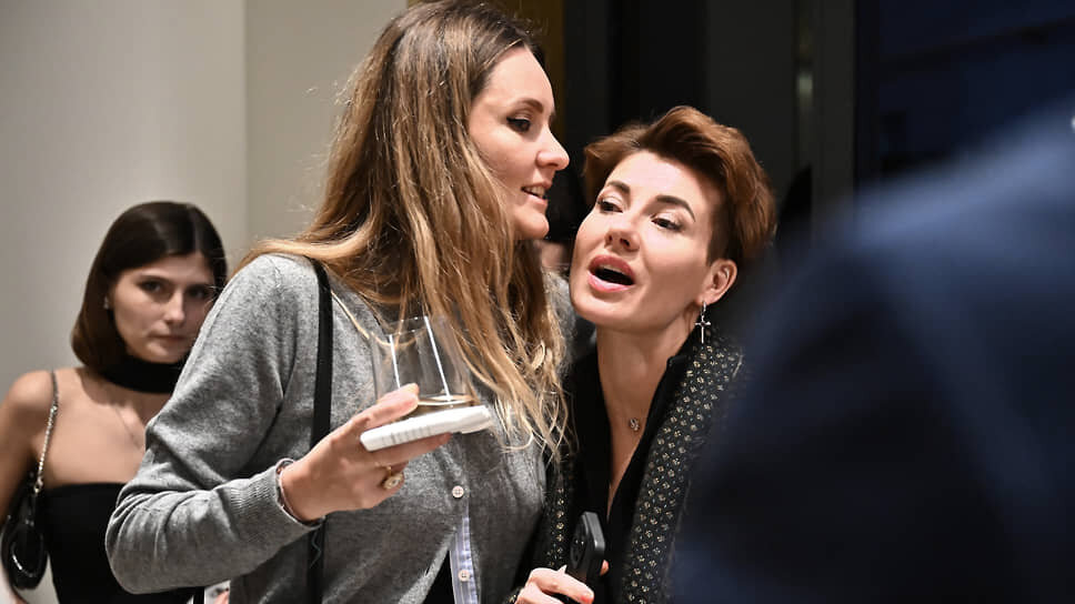 Журналист Екатерина Мухина (слева) и советник директора Третьяковской галереи Мария Китаева на церемонии открытия бутика LS Concierge.📷Фото: Александр Миридонов / Коммерсантъ