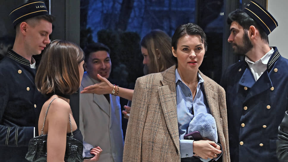 Модный инфлюенсер Инга Берман (вторая справа) на церемонии открытия бутика LS Concierge.📷Фото: Александр Миридонов / Коммерсантъ