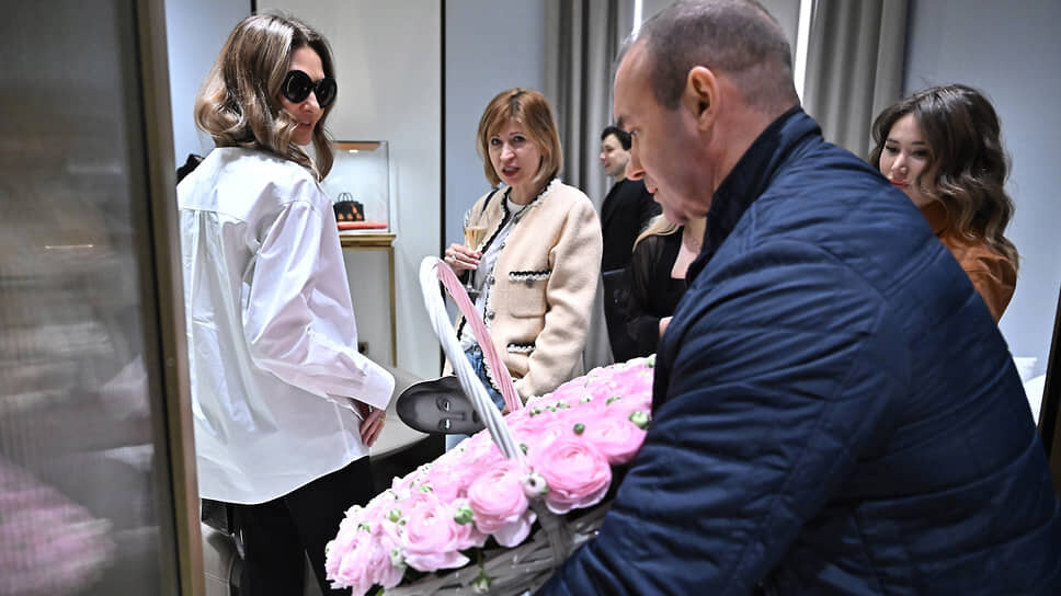 Совладелица виноградников и завода игристых вин «Золотая Балка» Снежана Георгиева (слева) на церемонии открытия бутика LS Concierge.📷Фото: Александр Миридонов / Коммерсантъ