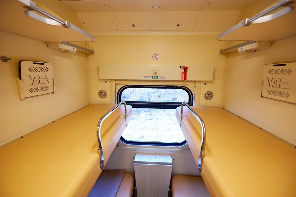 Купе открытого типа в плацкартном вагоне производства КВСЗ для УЗ. Источник: КВСЗ