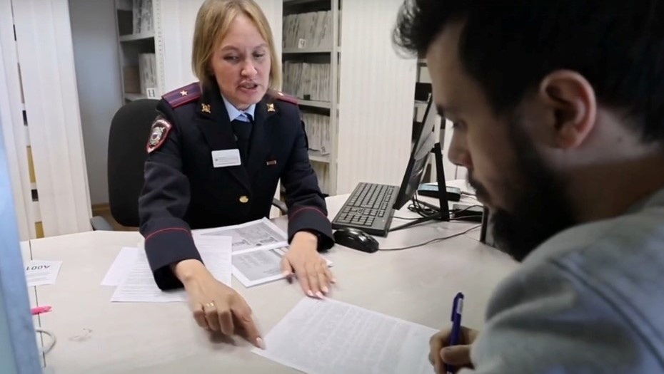    Гражданин Португалии Сакраменто де Алмейда Жоэл Педро получает разрешение на временное проживание в России, апрель 2025 года. Автор фото: Пресс-служба ГУ МВД по Петербургу и Ленобласти