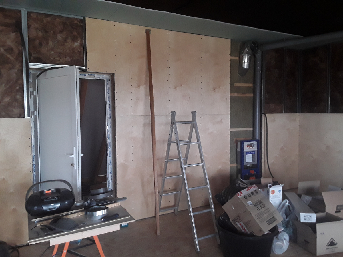 Заморочился с утапливанием шляпок саморезов. Сверлил по шаблону, а затем зенковал. 