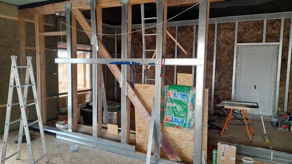 Долго не мог сообразить как делать обрешетку на несущую стену. В итоге все же справился нестандартным способом.