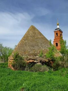 Сабурово. Пирамиды. Использовались как пороховые погреба?, ледники и ,холодные,, -места заключения бунтующих крепостных