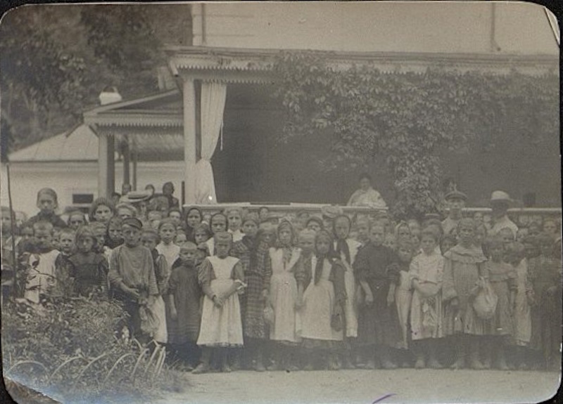 Толстая С.А. и группа школьников Тульской губернии возле дома Л.Н. Толстого.