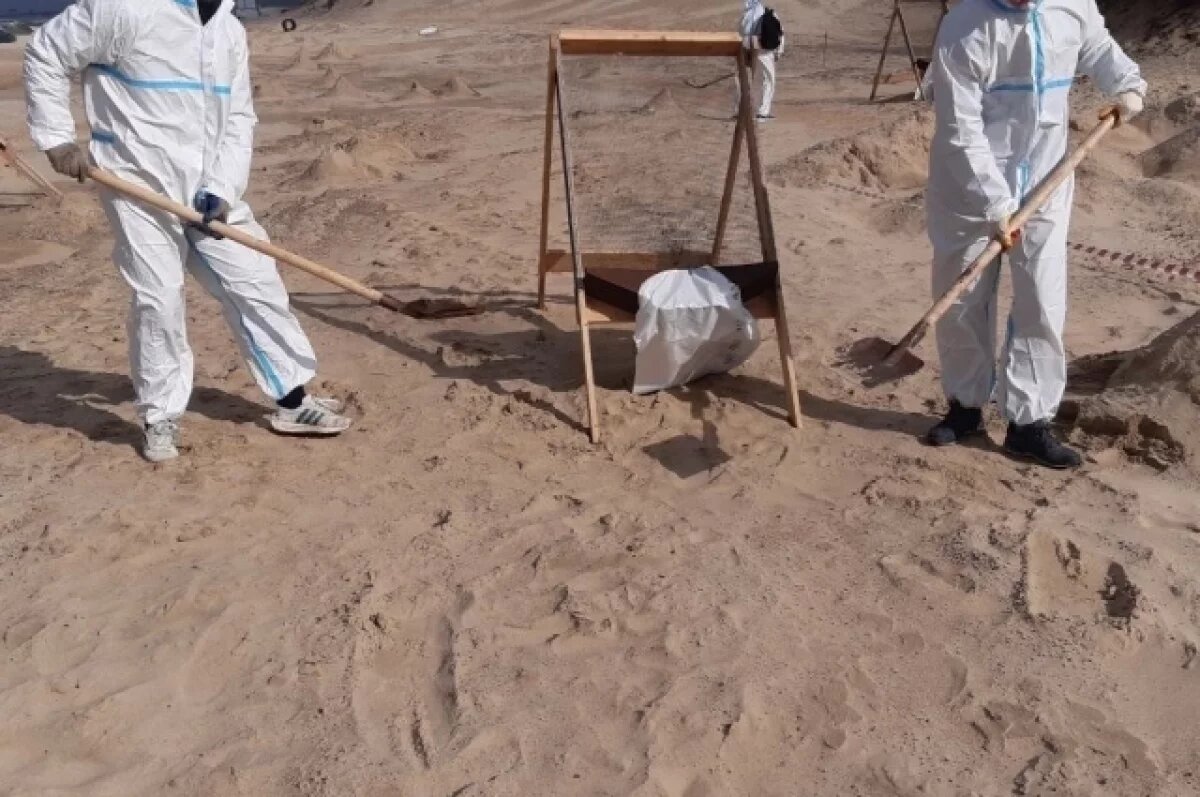    Участники ликвидации ЧС из Славянского района просеивают песок на береговой линии у дома отдыха «Фея-2».