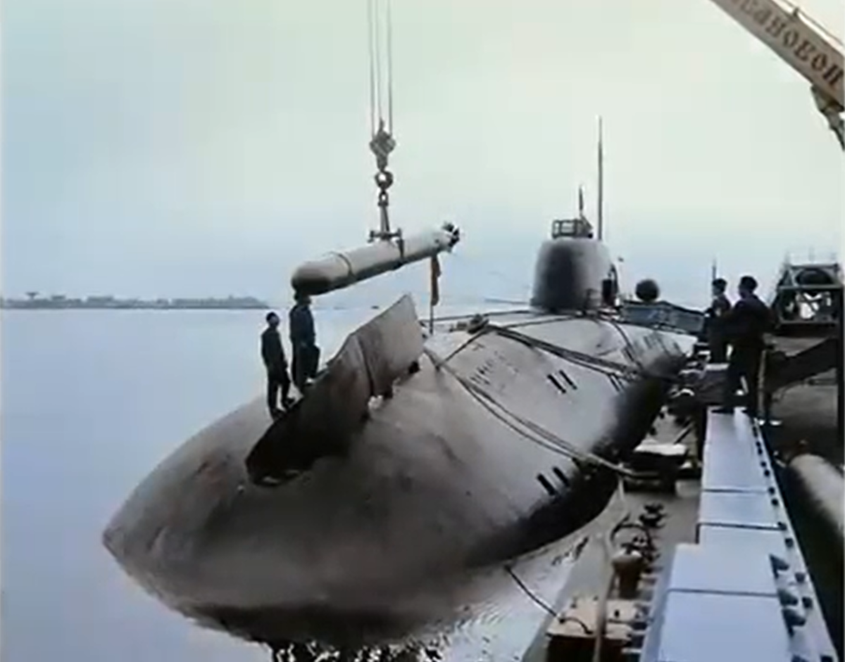  Подводники за загрузкой торпеды. Фото из сети.