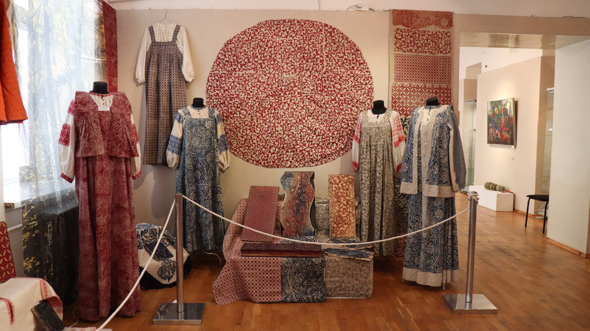 Многообразие русской одежды на одной из выставок Творческой мастерской Александра Колесникова. Раменское, 2024