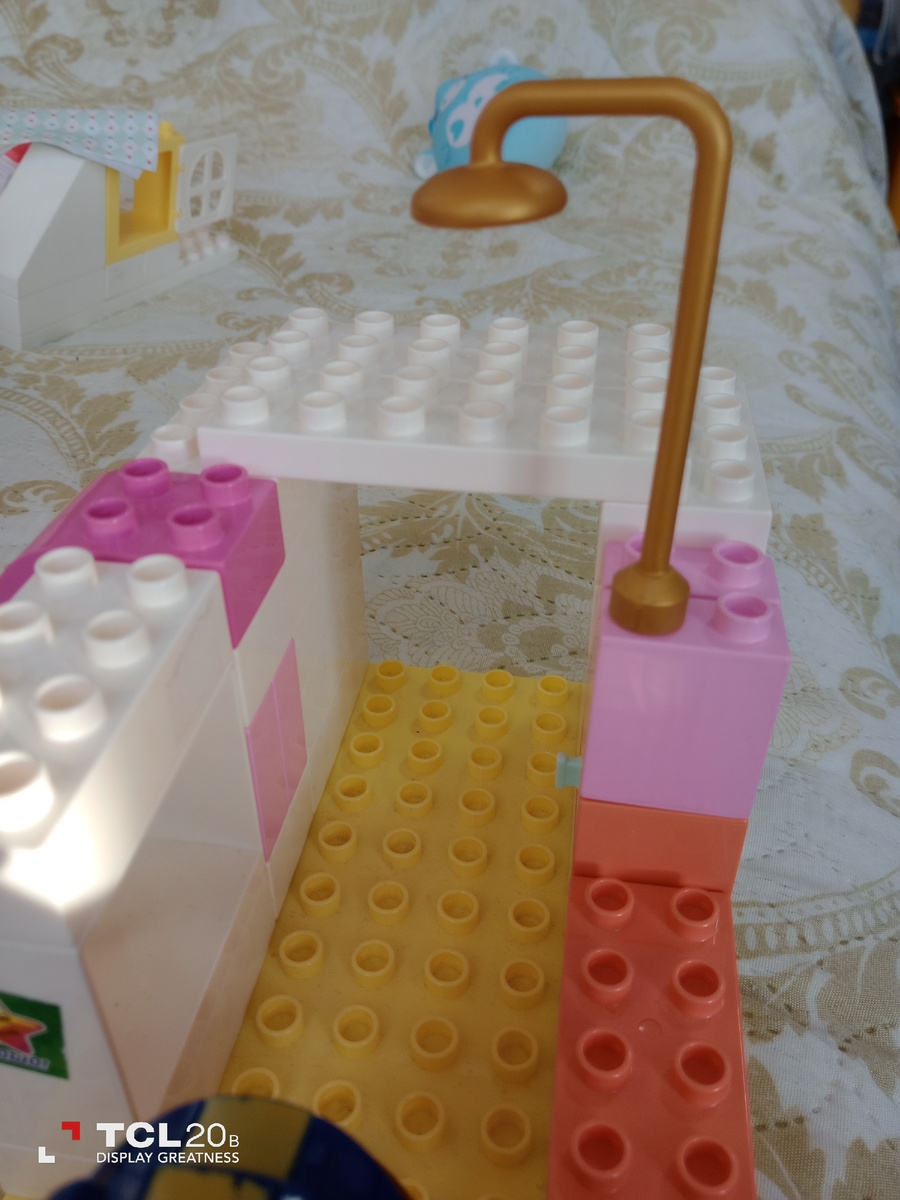 Как только Кей заезжает/выезжает, включается вода (это мойка)