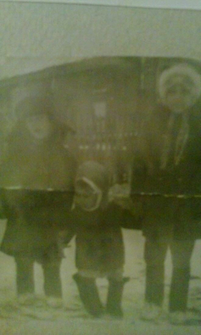 Мы с сестрой и братом все в валенках фото у нашего дома,я посередине.