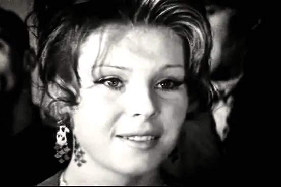 Людмила Суворкина в фильме «Центровой из поднебесья» (1975), режиссёр Исаак Магитон. Обложка © Kino-teatr.ru