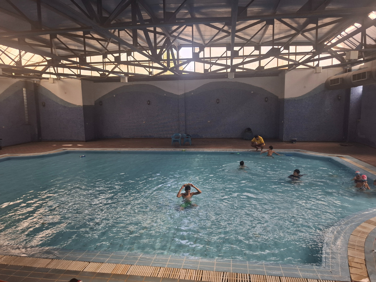 Мои плавают в крытом детском бассейне. Большой с другой стороны - детям там можно только со взрослыми. 