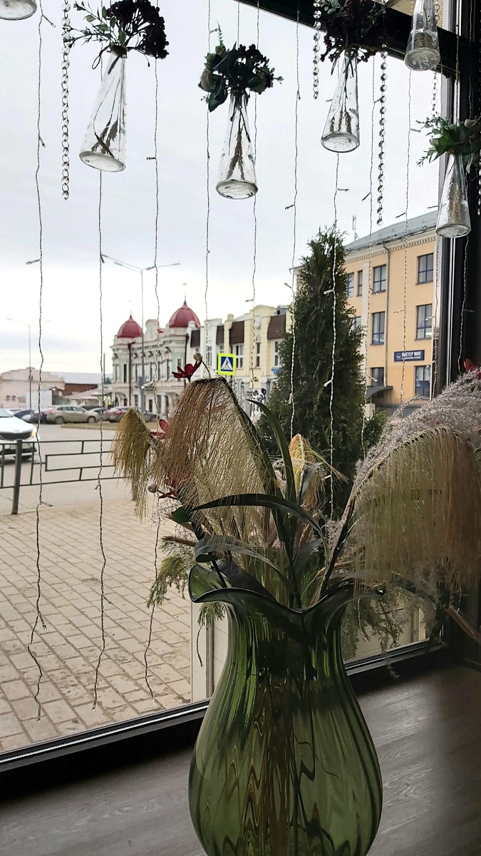 Вот он изнутри, вид из окна, как за границей, конечно там не всё так и везде гладко, но вид прекрасный