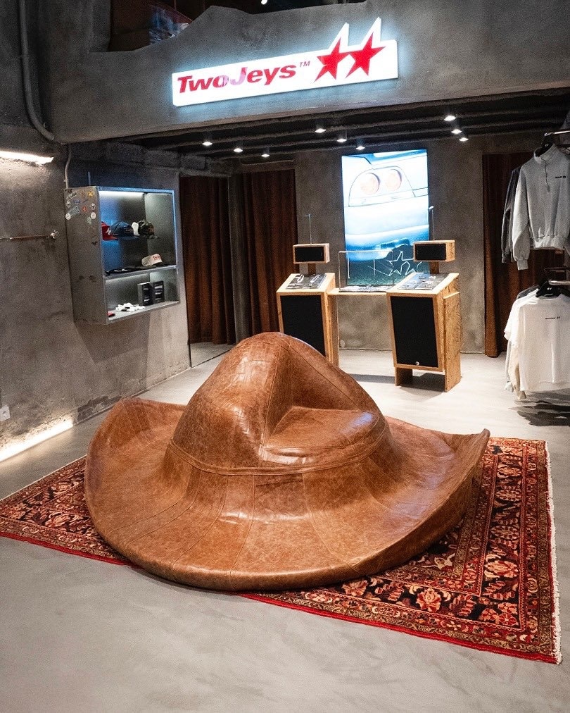 Диван, который притворяется шляпой: twojeys выпустили ковбойский арт-объект за $21 700  