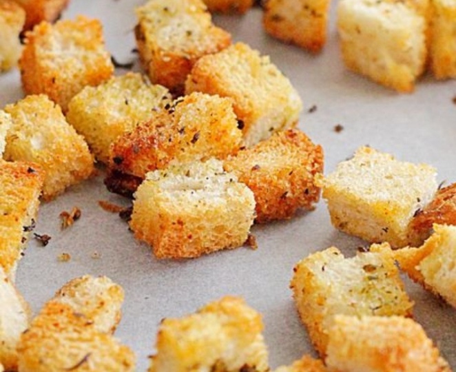 Домашние чесночные сухарики, каких не купишь в магазине: 15 мин, сковорода и полбатона - идеальные. К супу, в салат - и для настроения