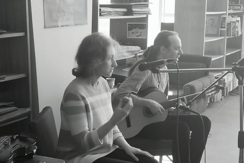 Дуэт АКСЮК И СИМА (Москва) в Новосибирске, 2025. Антон Аксюк и Серафима Довгань.  Фото из ВК-сообщества "Аксюк и Сима | Акустический дуэт". 15.03.2025 