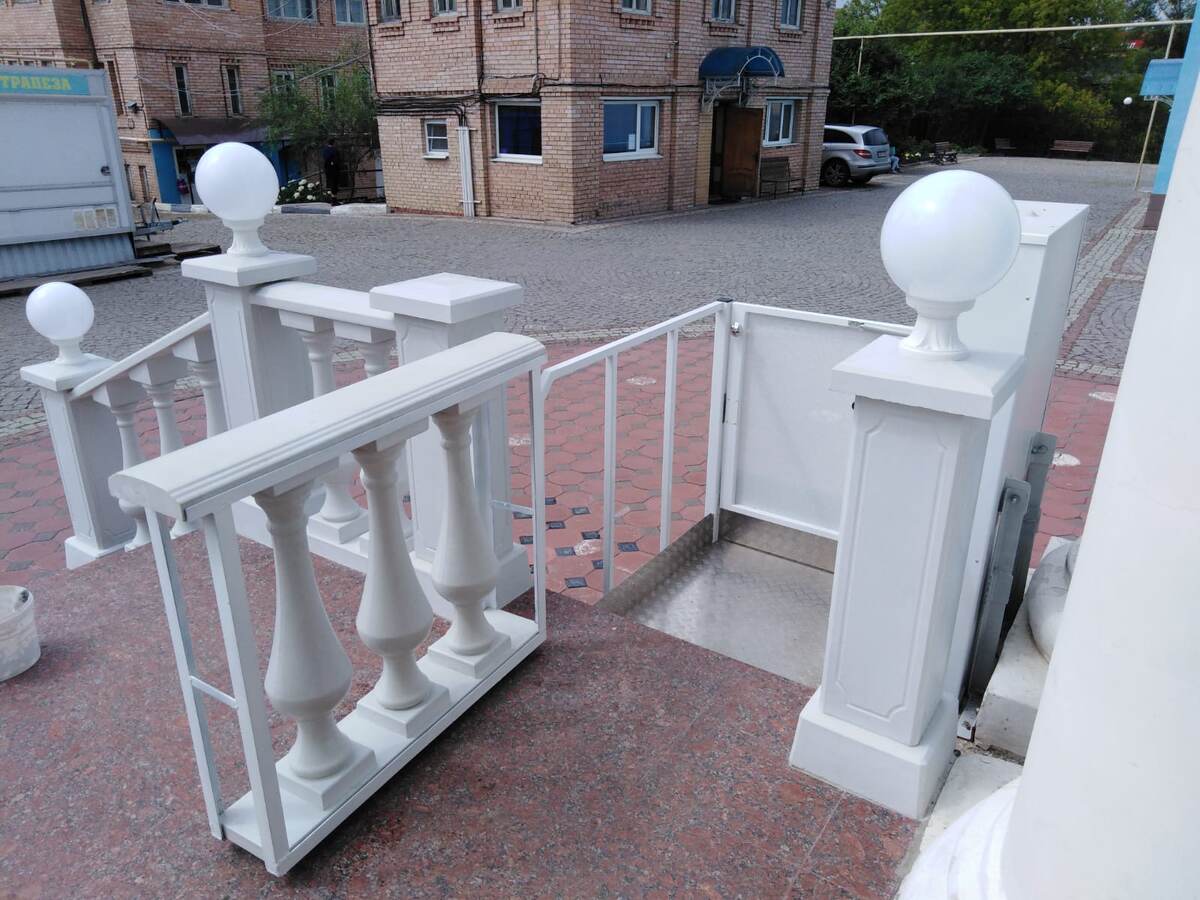 Дверка с балюстрадой