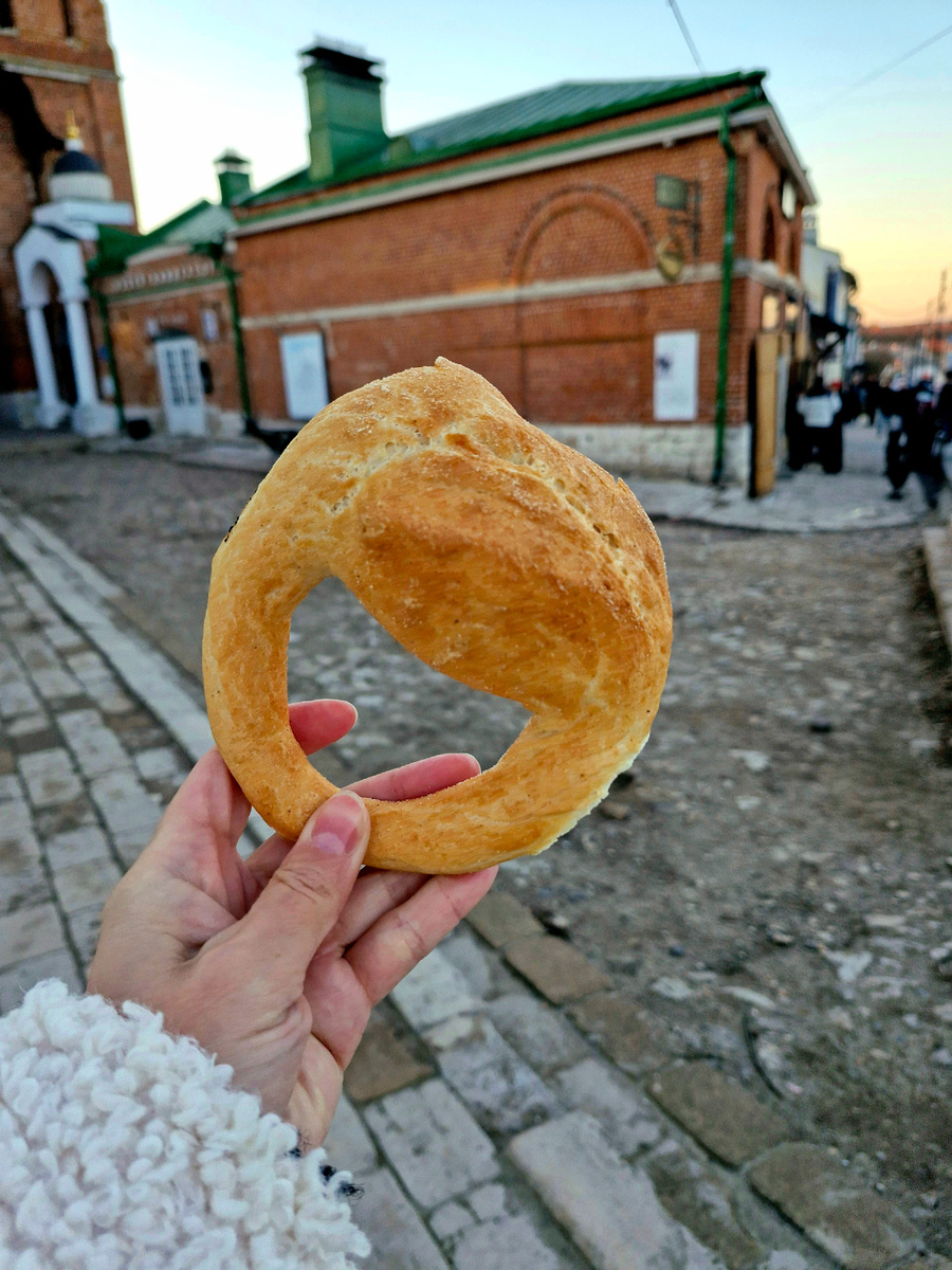 Вот. Для голодных путников – на пятерку)) Свежий, горячий, ароматный, мягкий, с хрустящей корочкой