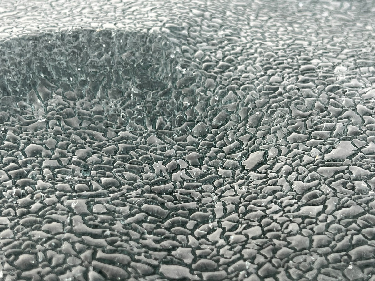     На озере Тарай в Красноярском крае запечатлели «кожаный» лед