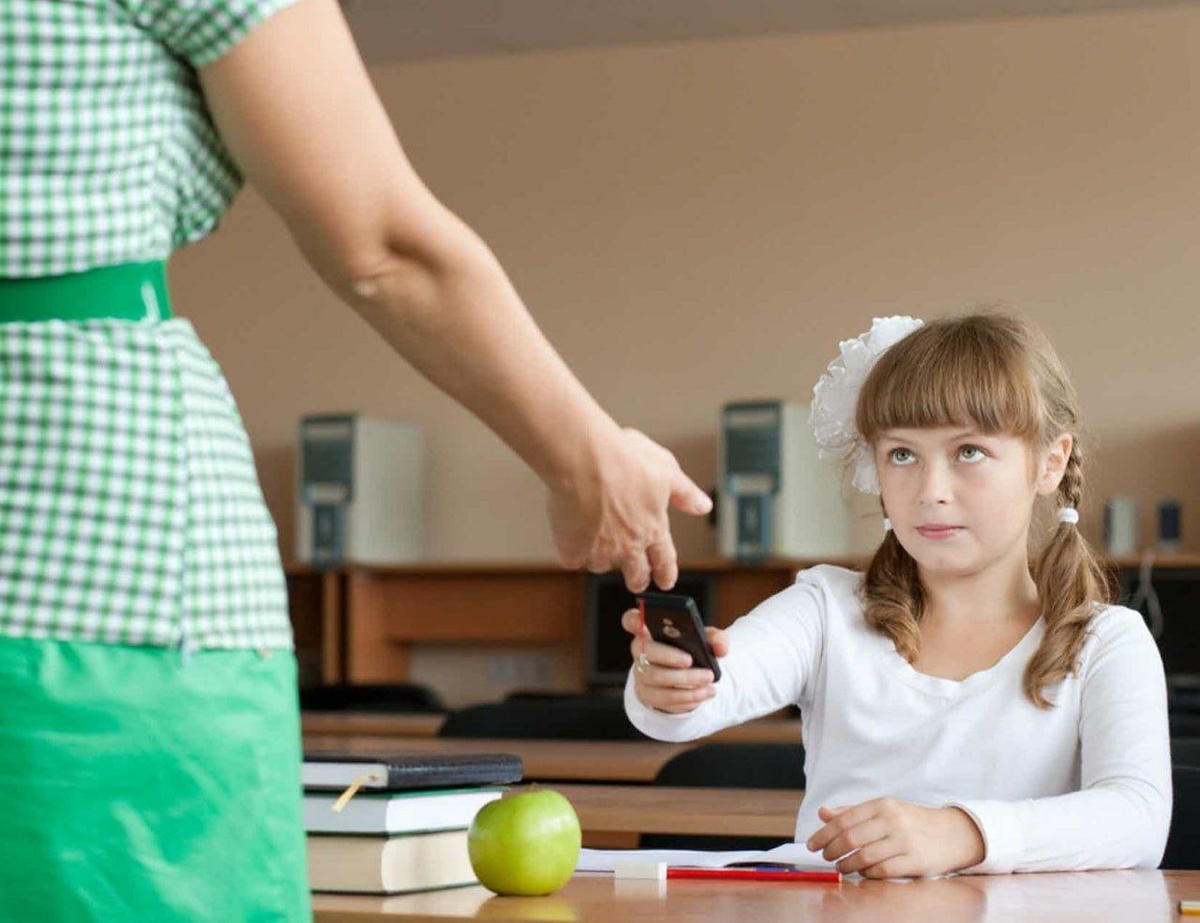    Ликбез для подрост­ков: вправе ли​ ​учитель забрать у школьника телефон?