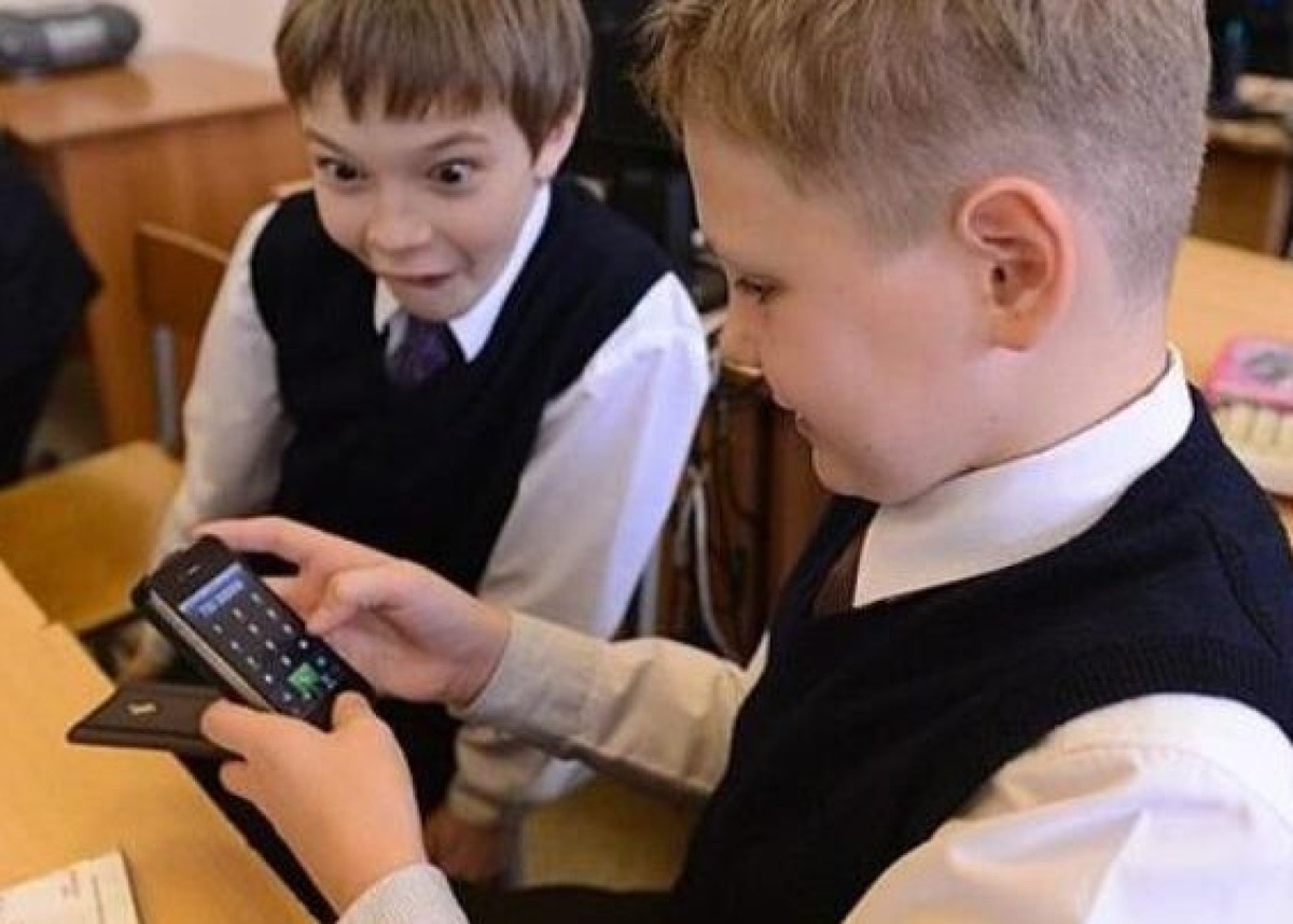    Ликбез для подрост­ков: вправе ли​ ​учитель забрать у школьника телефон?