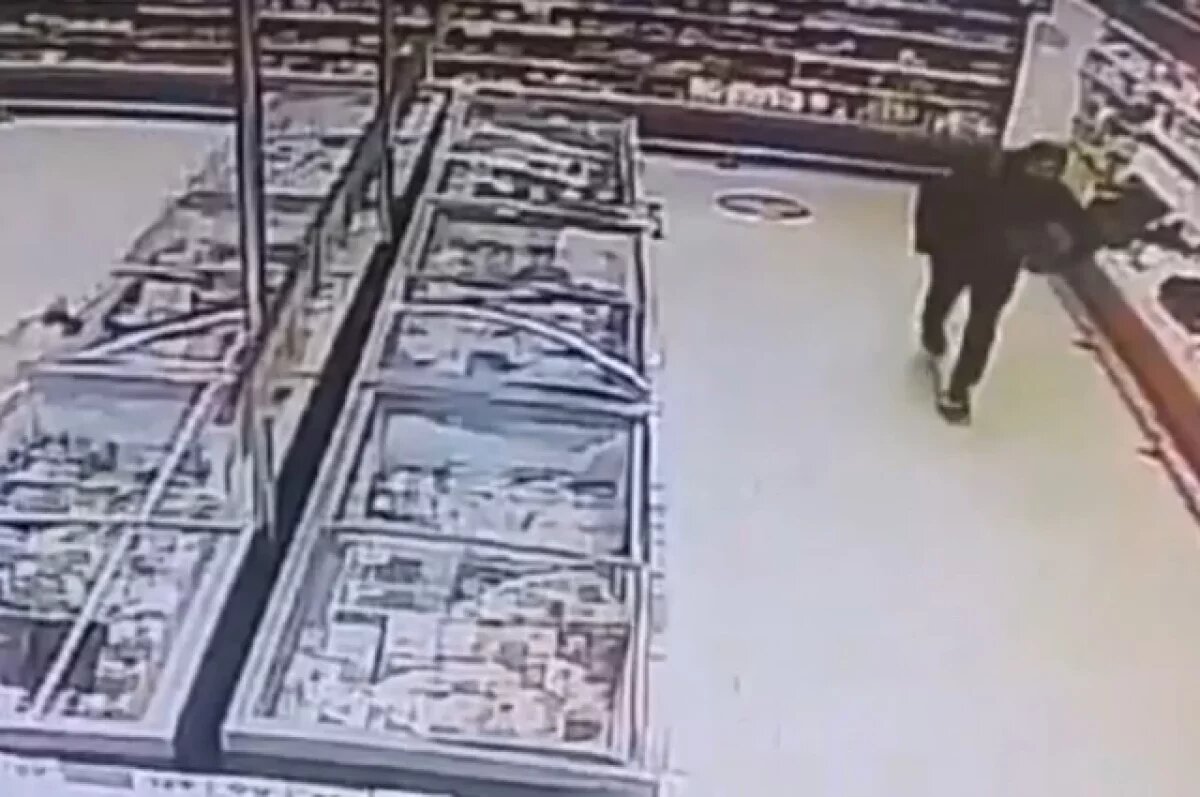    В Тверской области камера в магазине сняла грабителя-кофемана