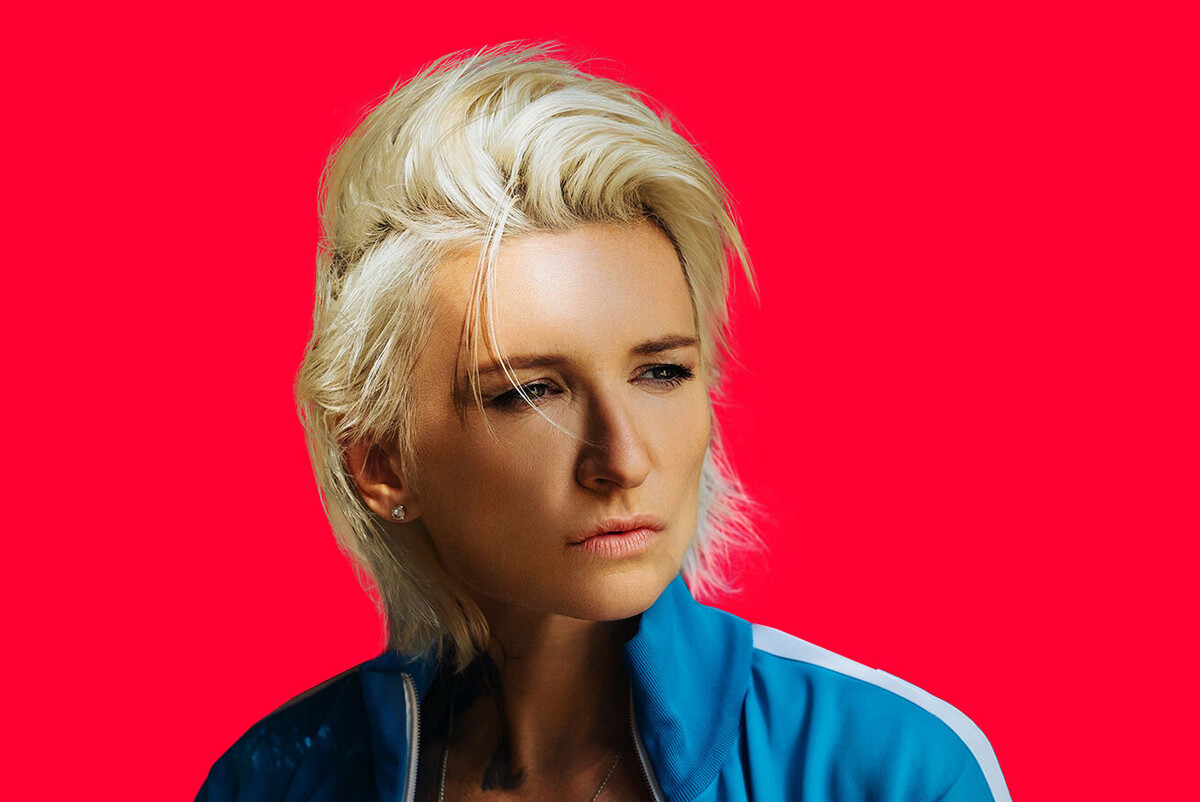 Постеры с данным фото Дианы украшали наш город перед её концертом, вот и я решил использовать его в статье по мотивам её нового альбома.