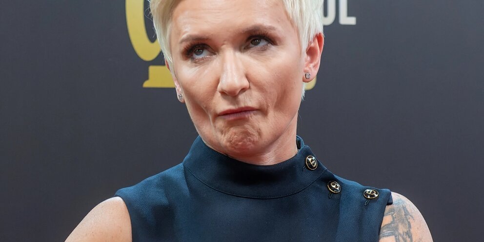 Сегодня проводил 2-х часовую практику по прокачке эмоционального интеллекта и мы помимо всего прочего изучали, как выглядят некоторые реакции со стороны. Как считаете, какую эмоцию выражает Дина на этом снимке?