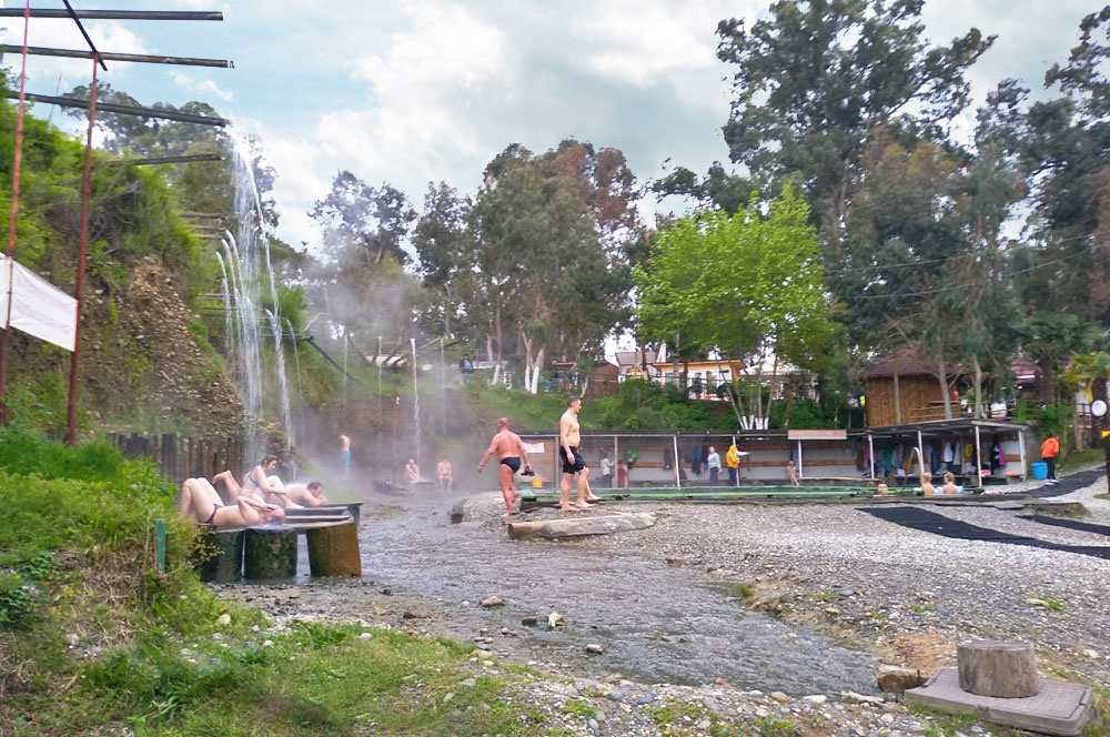 Фото с сайта https://club-voshod.com/info/pohodnoe_info/dostoprimechatelnosti/abhaziya/termalnye_istochniki_kyndyg/