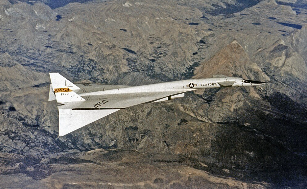 Бомбардировщик North American XB-70 Valkyrie был одним из наиболее амбициозных и дорогих авиапроектов 60-х годов. Но его похоронил МиГ-25, даже ни разу не встретившись ним в небе. Фото ВВС США